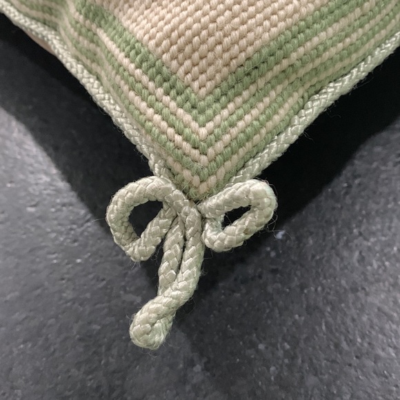 Floral embroidered pillow velvet green cream - Picture 2 of 7